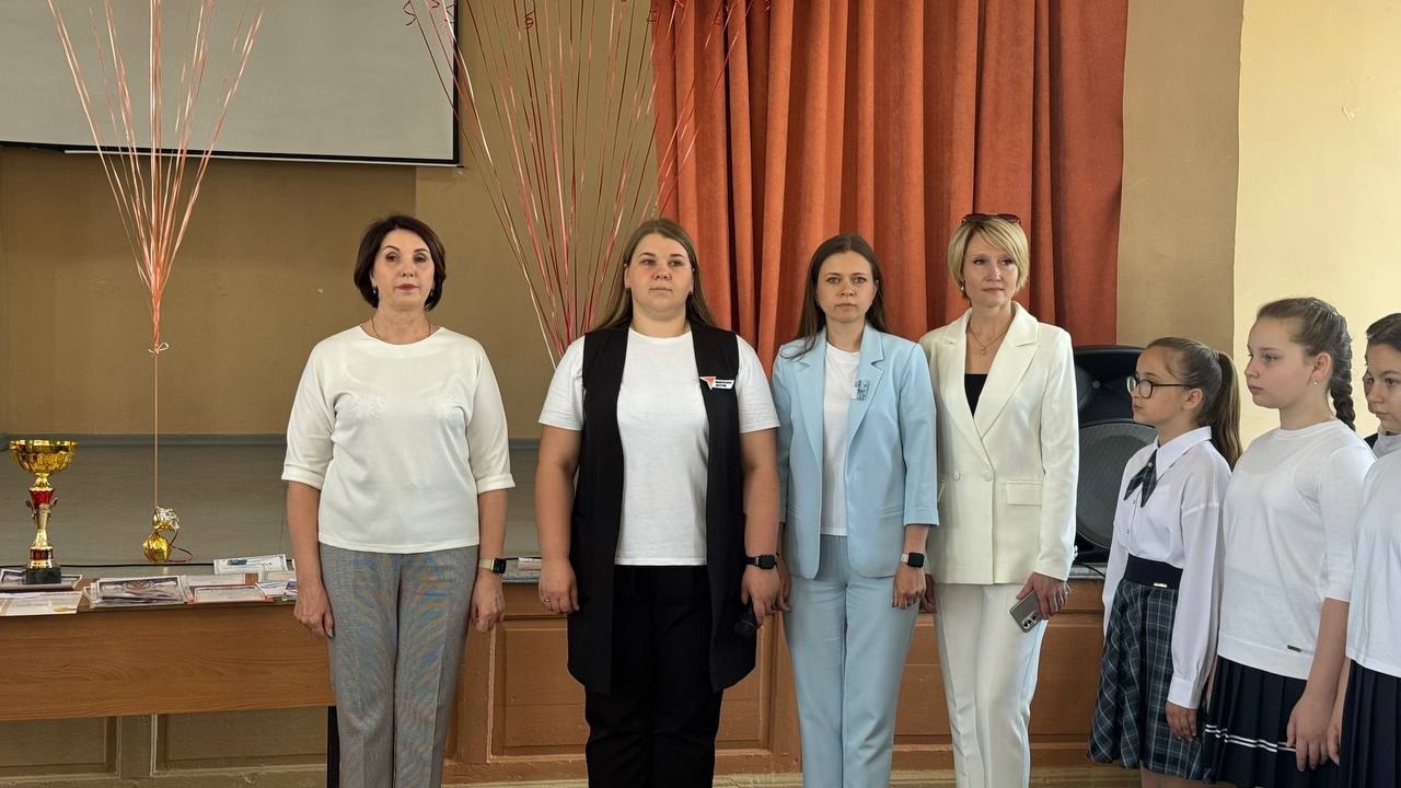Торжественная линейка, посвященная завершению учебного года.